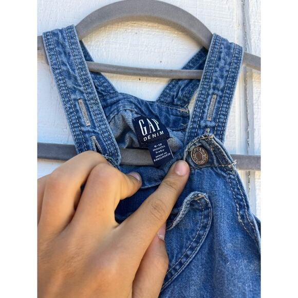 Gap Baby Girls Denim Jumper, Heart Pocket, Adjustable Straps, Sz 6-12 mos - Picture 3 of 3